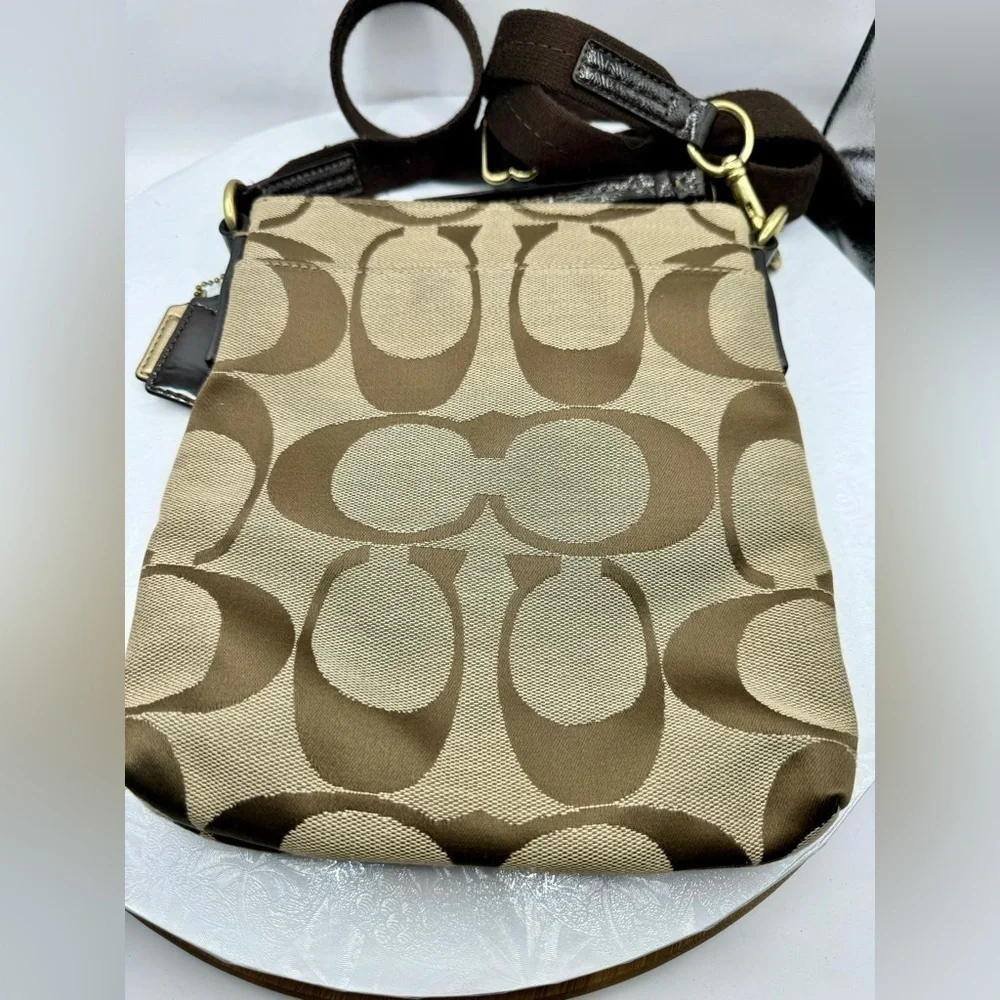 Coach Signature Brown Crossbody Swingpack Messenger Purse Canvas Lightweight Zip